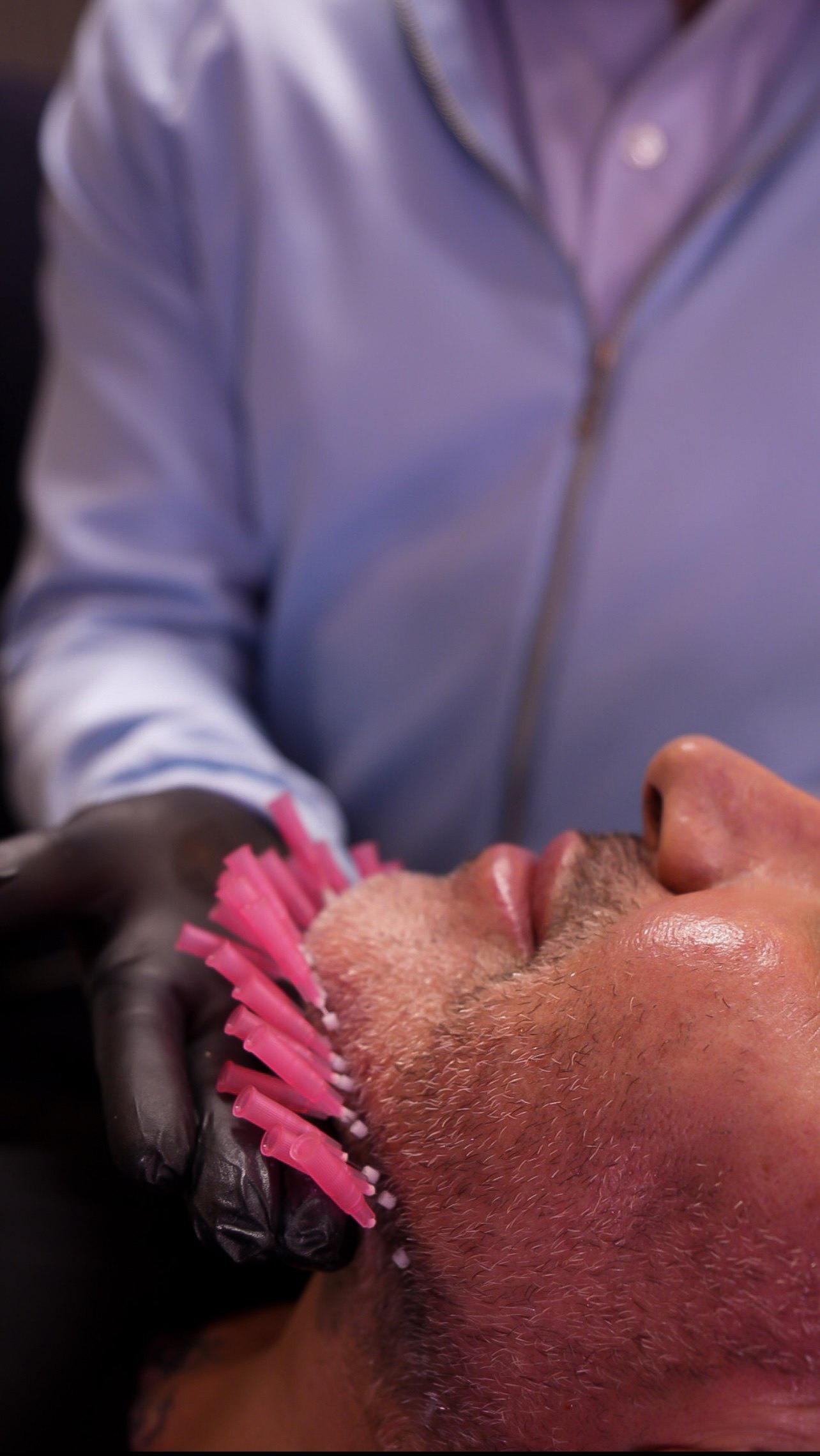 Procedimento de estética facial em andamento no consultório