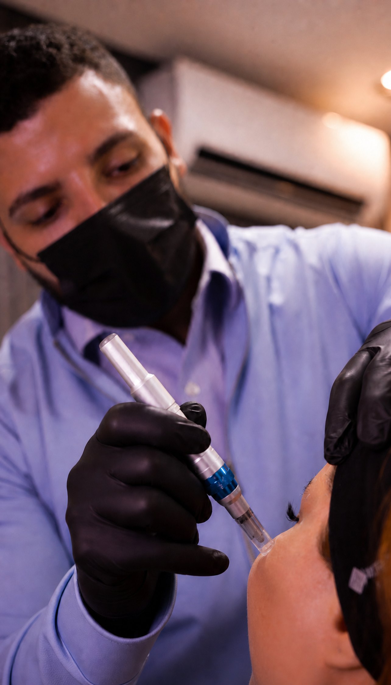 Dr. Mateus Bonutty aplicando ativo na pele do rosto com caneta injetora